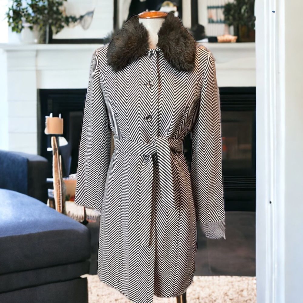 ✔️ RARE FIND! Black and White Chevron Print Coat Removable Faux Fur Collar